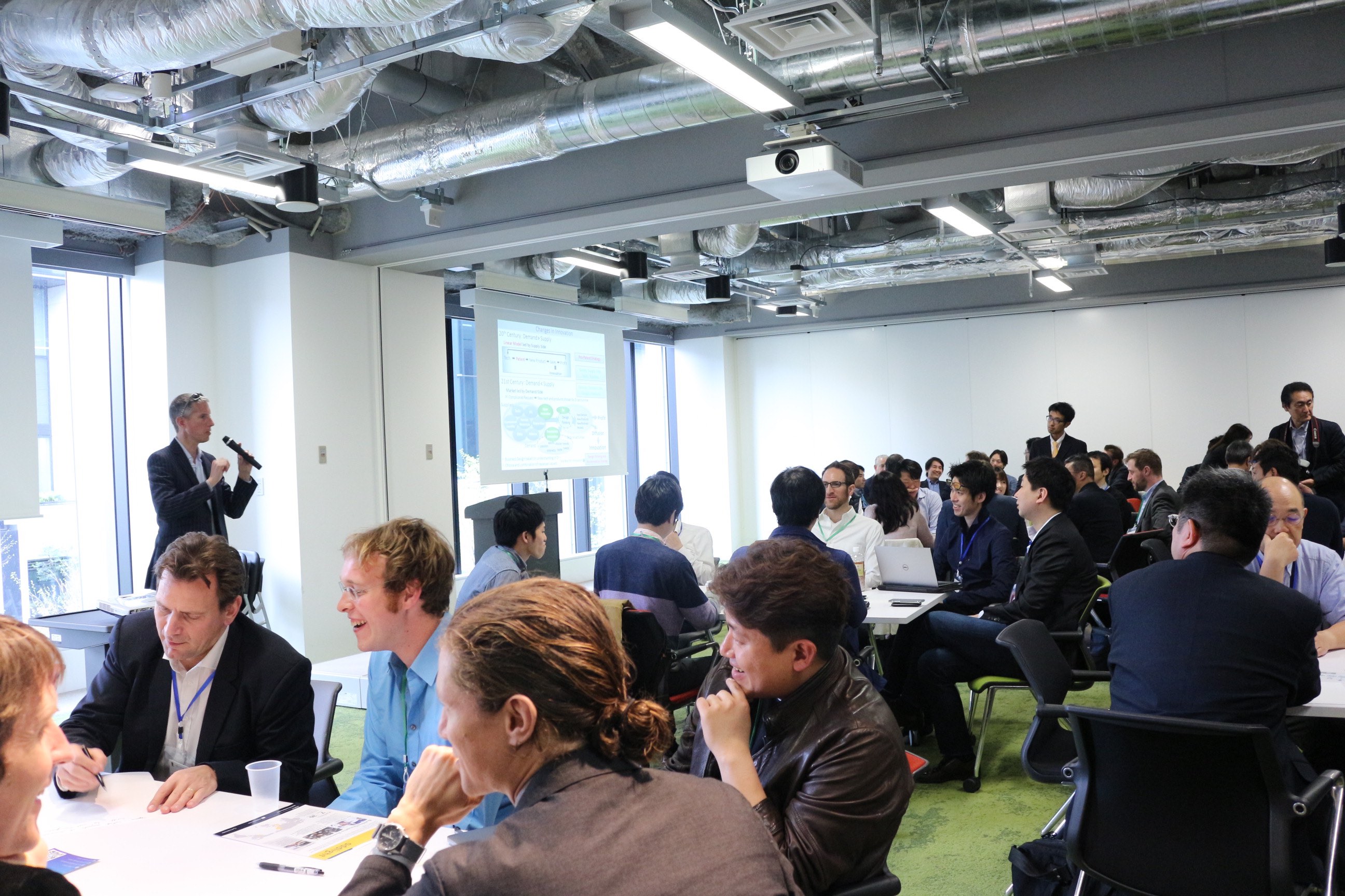 Mark Bevins (left, speaking), a VC at Truffle Capital, was one of the moderators at Japan Tech Leaders Summit, an event that gathered over 100 corporate, VC, and startup executives in Tokyo in spring 2018.