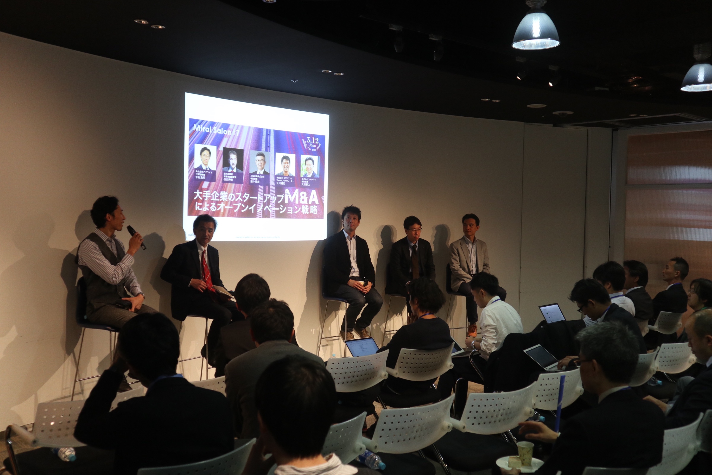 Mirai Salon 7 featured four guest speakers who had as their focus the necessity of M&A + Open Innovation collaboration between startups and corporations in Japan’s ecosystem. From left: Tadaaki Kimura from addlight, Yoshiaki Ishii from METI, Nobuhiro Kanagawa from 39works, Hiroshi Asada from Toppan, and Tomoyuki Ota from Uzabase