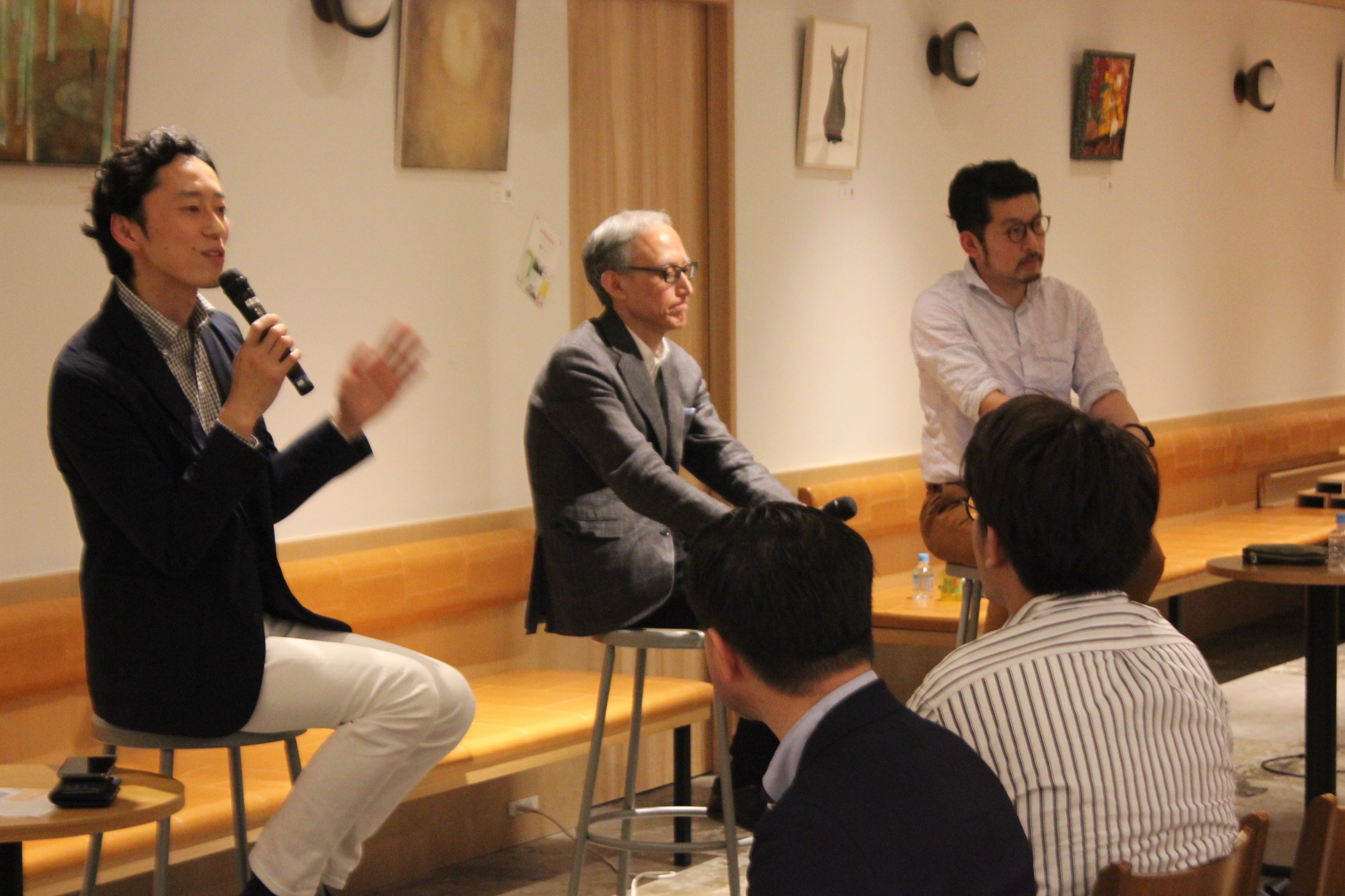 Tadaaki Kimura (left), the CEO and founder of event co-organizer addlight Inc., was the panel discussion moderator at addlight's event series Startup Innovation.