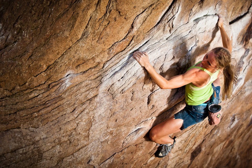 Скалолазка. Скалолазание/альпинизм (Summit/Rock Climbing). Лазание на скалах. Скалолазание на природе. Лазает по скалам.